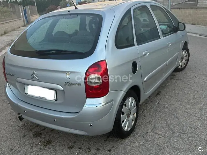 Usado Citroën Xsara Picasso Exclusive 92 CV (67 kW) 2011 Gris / plata Monovolumen