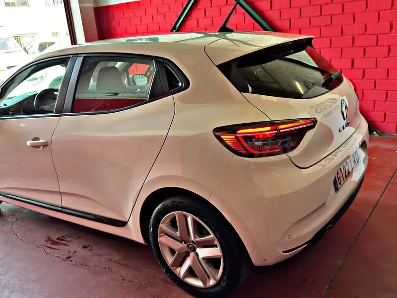 Usado Renault Clio V Intens 100 CV (73 kW) 2022 Blanco Berlina
