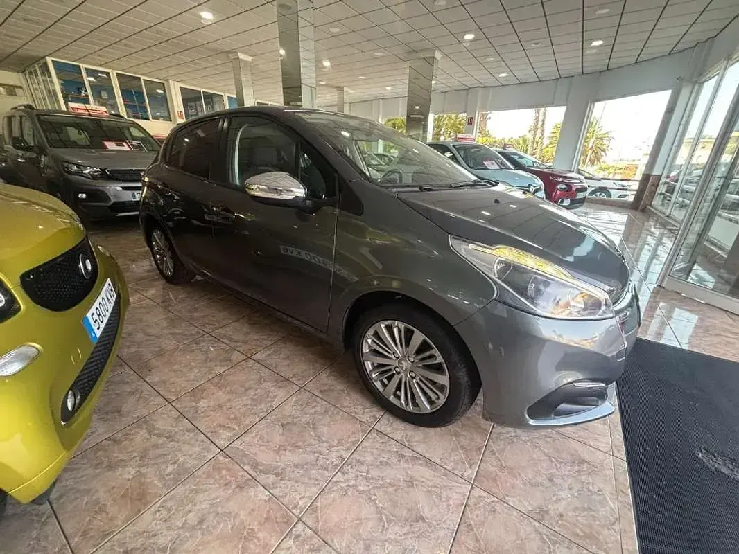 Usado Peugeot 208 Style 82 CV (60 kW) 2017 Plateado Utilitario