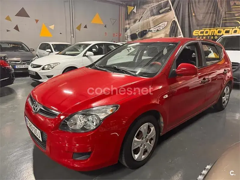 Usado Hyundai i30 Comfort 109 CV (80 kW) 2009 Rojo Berlina