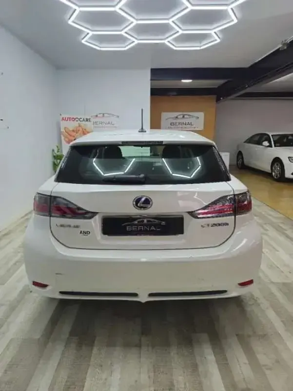 Usado Lexus CT200h 136 CV (100 kW) 2011 Blanco Utilitario