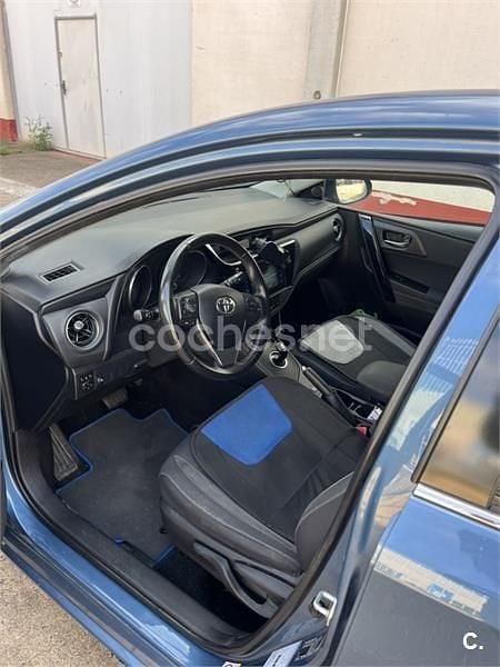 Usado Toyota Auris Hybrid Active 136 CV (100 kW) 2015 Azul Berlina