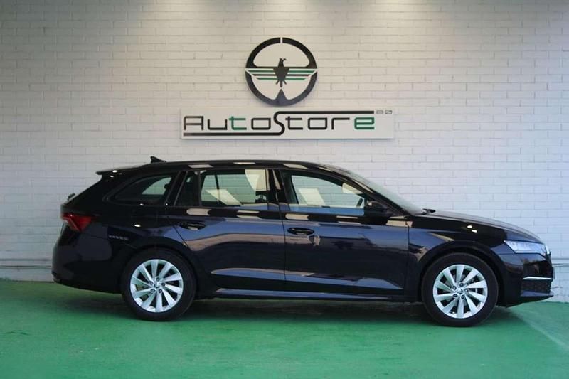Usado Skoda Octavia Selection 150 CV (110 kW) 2024 Negro Familiar