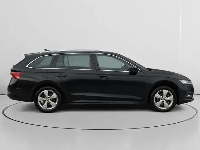 Usado Skoda Octavia Ambition 150 CV (110 kW) 2022 Negro Familiar
