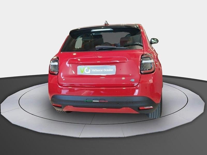 Usado Fiat 600E Red 114 kW (156 CV) 2024 Rojo SUV