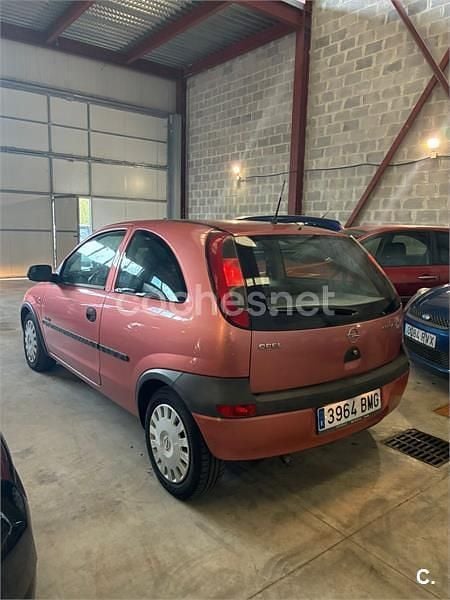 Usado Opel Corsa Comfort 75 CV (55 kW) 2001 Rosa Utilitario