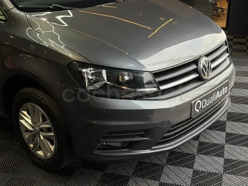Usado VW Caddy Trendline 110 CV (80 kW) 2017 Gris / plata Monovolumen