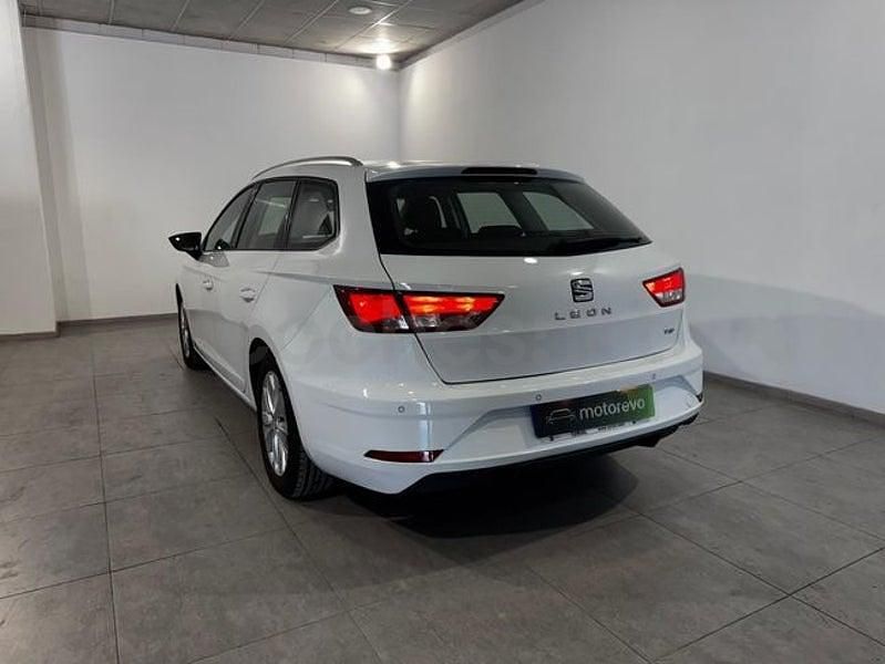 Usado Seat Leon Style 150 CV (110 kW) 2021 Blanco Familiar