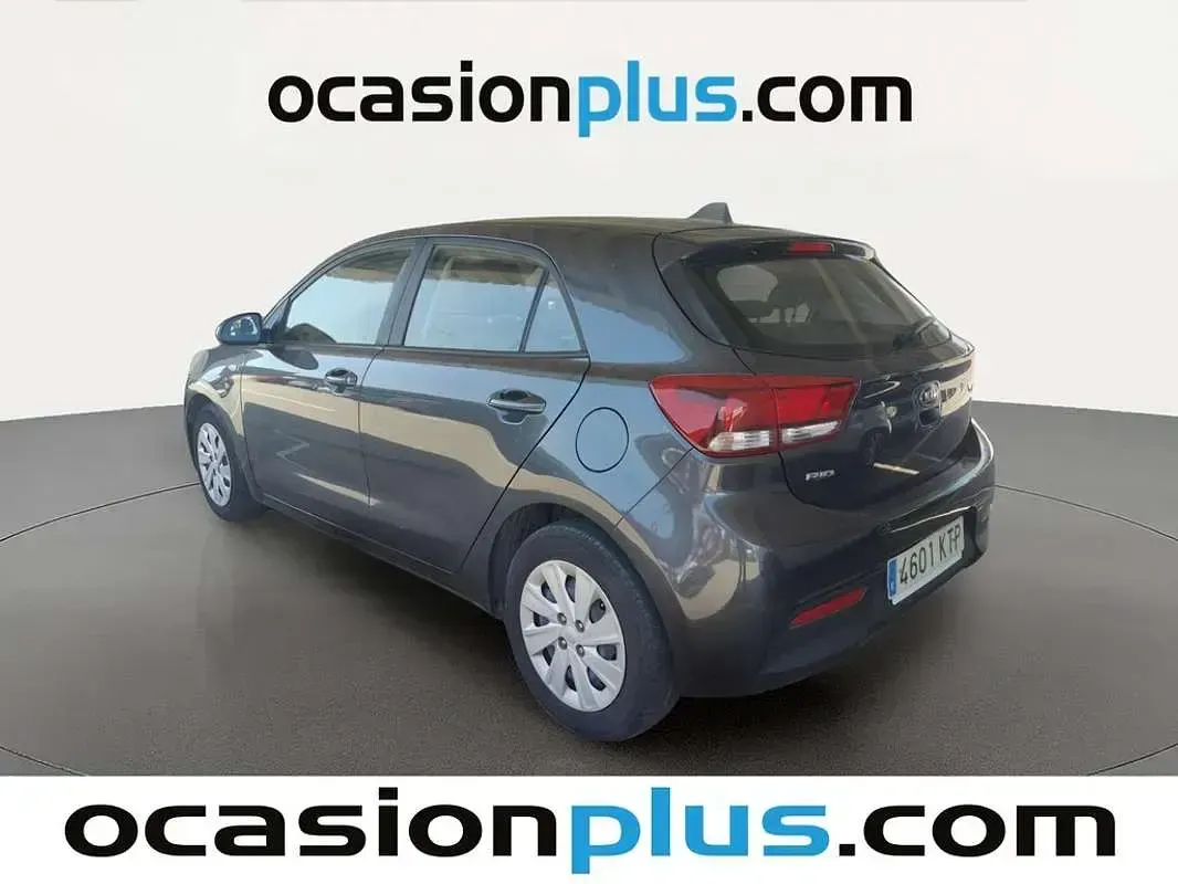 Usado Kia Rio 84 CV (61 kW) 2019 Gris Utilitario