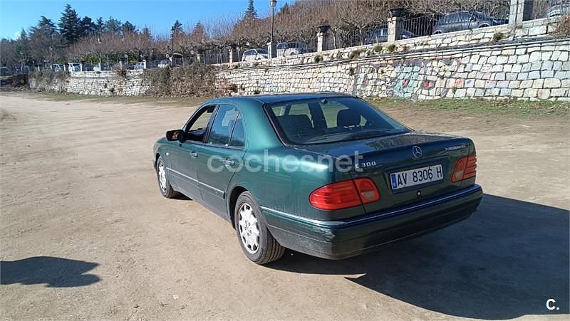 Usado Mercedes E300 Elegance 177 CV (130 kW) 1998 Verde Berlina