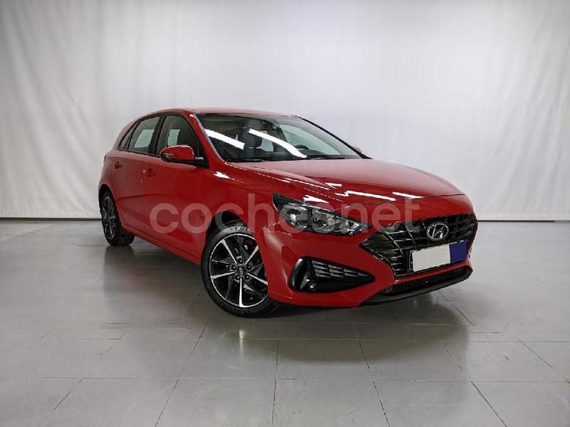 Rojo Usado 2024 Hyundai i30 Berlina | 20.690 € (Un poco caro) - Imagen 1/4