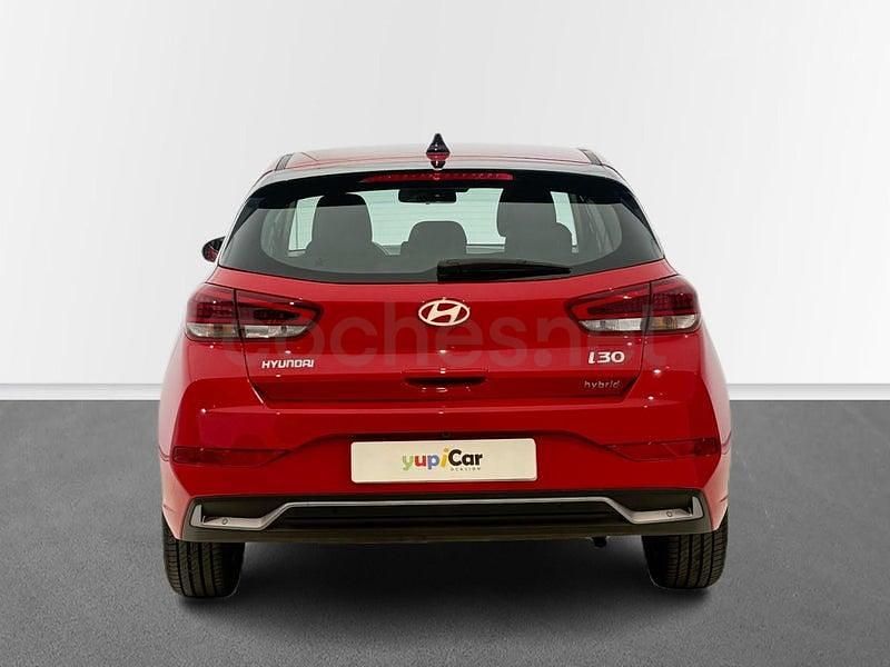 Usado Hyundai i30 100 CV (73 kW) 2024 Rojo Berlina