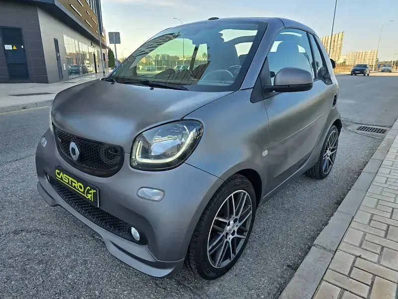 Usado Smart ForTwo Cabrio Brabus 109 CV (80 kW) 2018 Gris / plata Descapotable