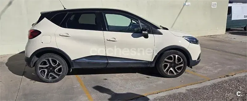 Usado Renault Captur Zen 90 CV (66 kW) 2015 Beige SUV