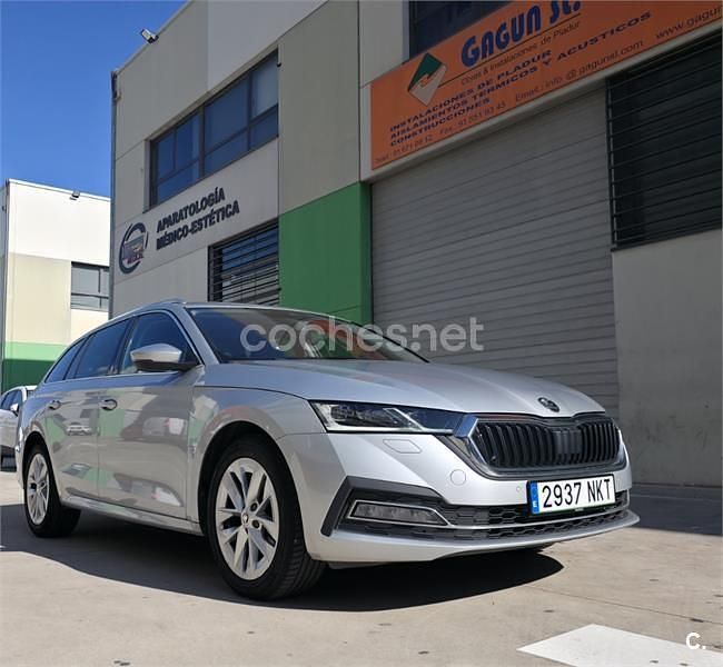 Usado Skoda Octavia Ambition 150 CV (110 kW) 2020 Gris / plata Familiar