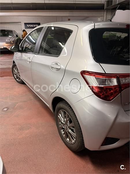 Usado Toyota Yaris Hybrid Active 100 CV (73 kW) 2018 Gris / plata Berlina