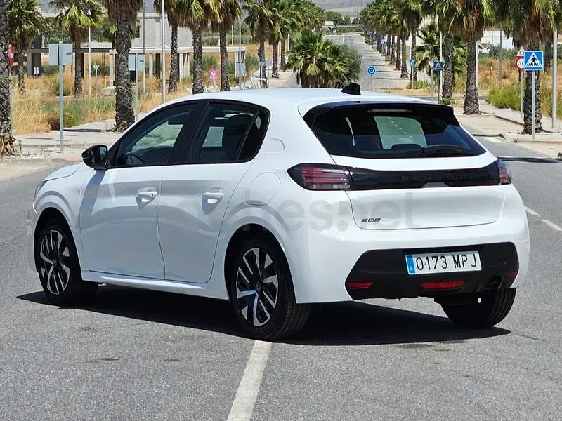 Usado Peugeot 208 Active 100 CV (73 kW) 2024 Blanco Utilitario