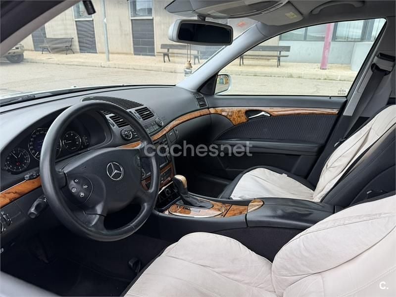 Usado Mercedes E270 Elegance 177 CV (130 kW) 2005 Gris / plata Berlina