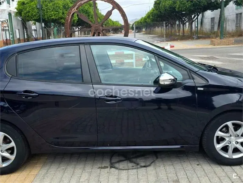 Usado Peugeot 208 Style 92 CV (67 kW) 2014 Azul Utilitario