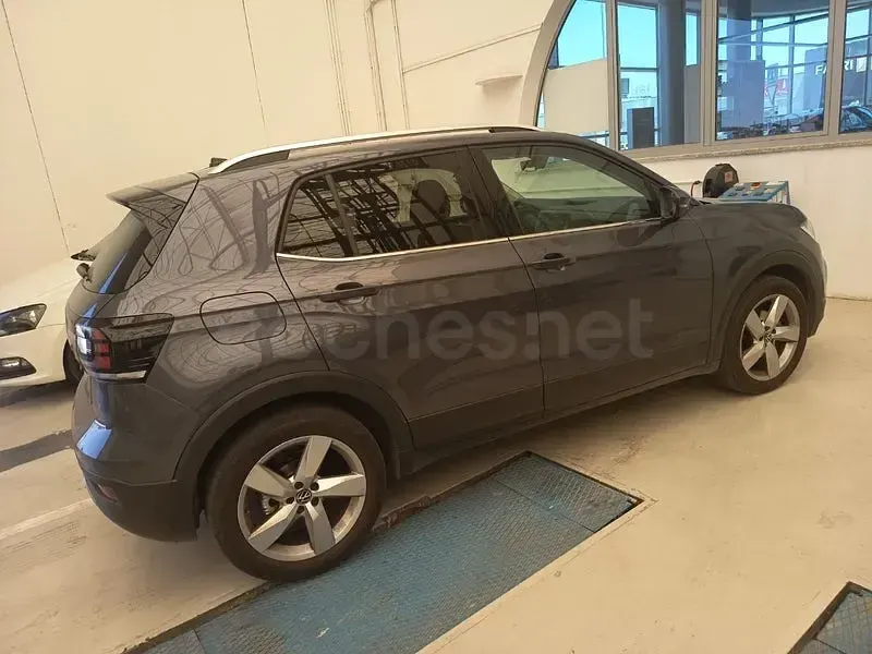 Usado VW T-Cross Sportline 110 CV (80 kW) 2022 Gris / plata SUV