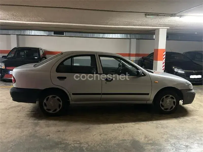 Usado Nissan Almera 87 CV (63 kW) 1999 Gris / plata Berlina