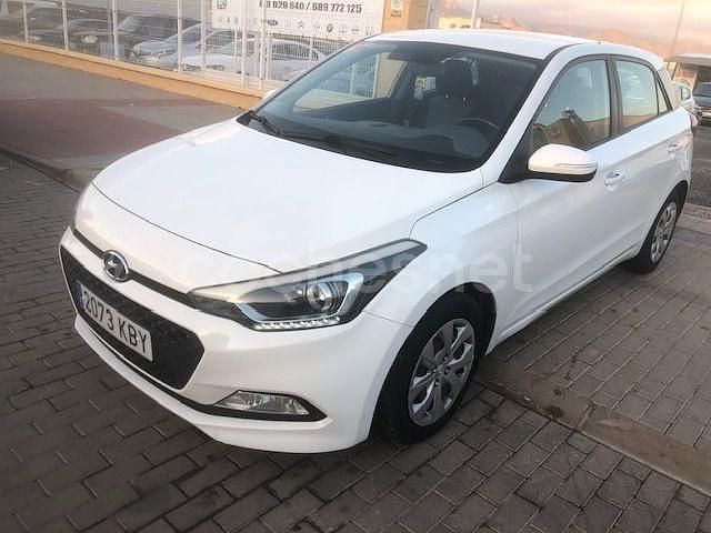 Usado Hyundai i20 75 CV (55 kW) 2017 Blanco Berlina