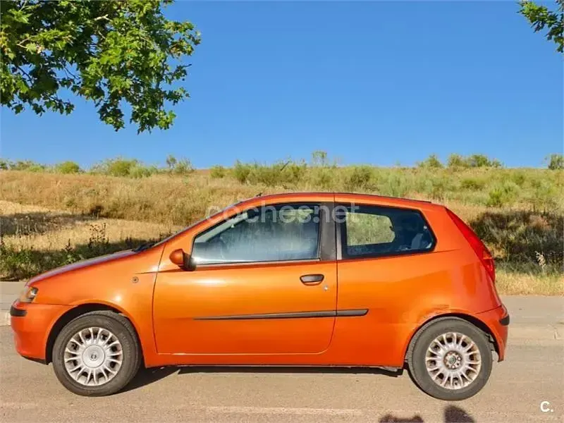Usado Fiat Punto 80 CV (58 kW) 2000 Naranja Utilitario