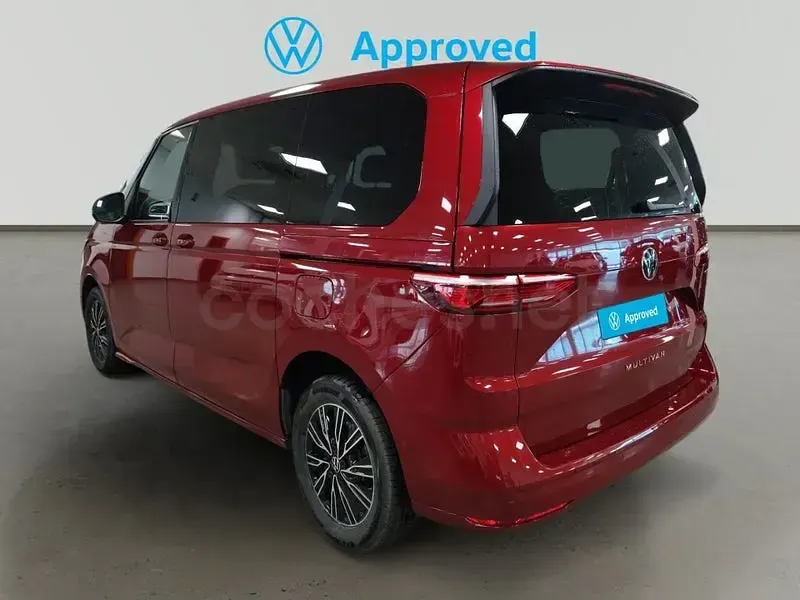 Usado VW Multivan Life 150 CV (110 kW) 2025 Rojo Monovolumen