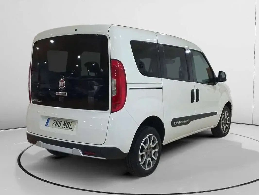 Usado Fiat Doblò Trekking 121 CV (88 kW) 2022 Blanco Monovolumen