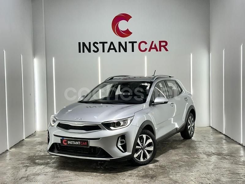 Usado Kia Stonic 100 CV (73 kW) 2022 Gris / plata SUV