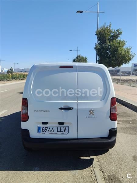 Usado Peugeot Partner Tepee Active 100 CV (73 kW) 2016 Blanco Monovolumen