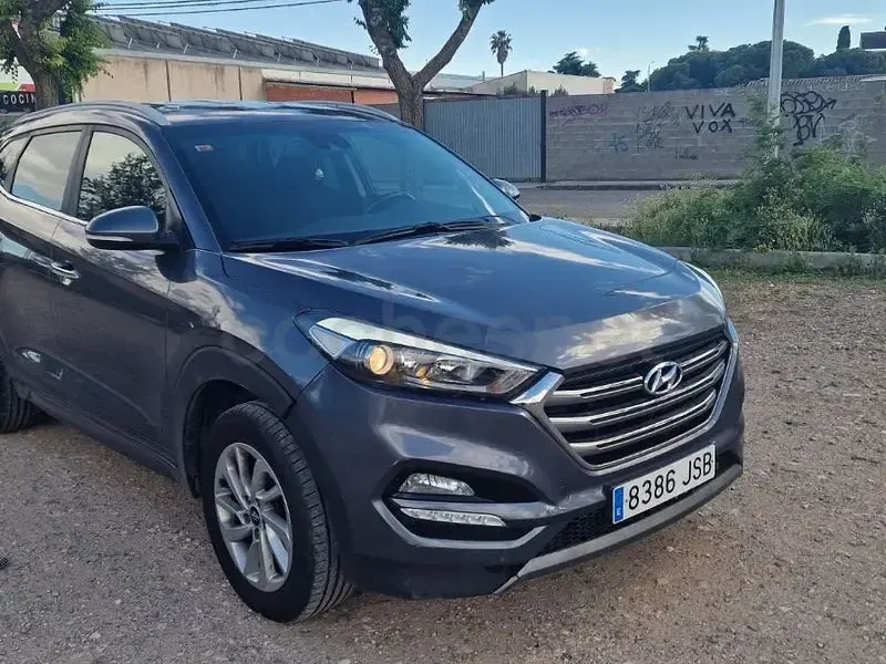 Usado Hyundai Tucson 115 CV (84 kW) 2016 Gris / plata SUV