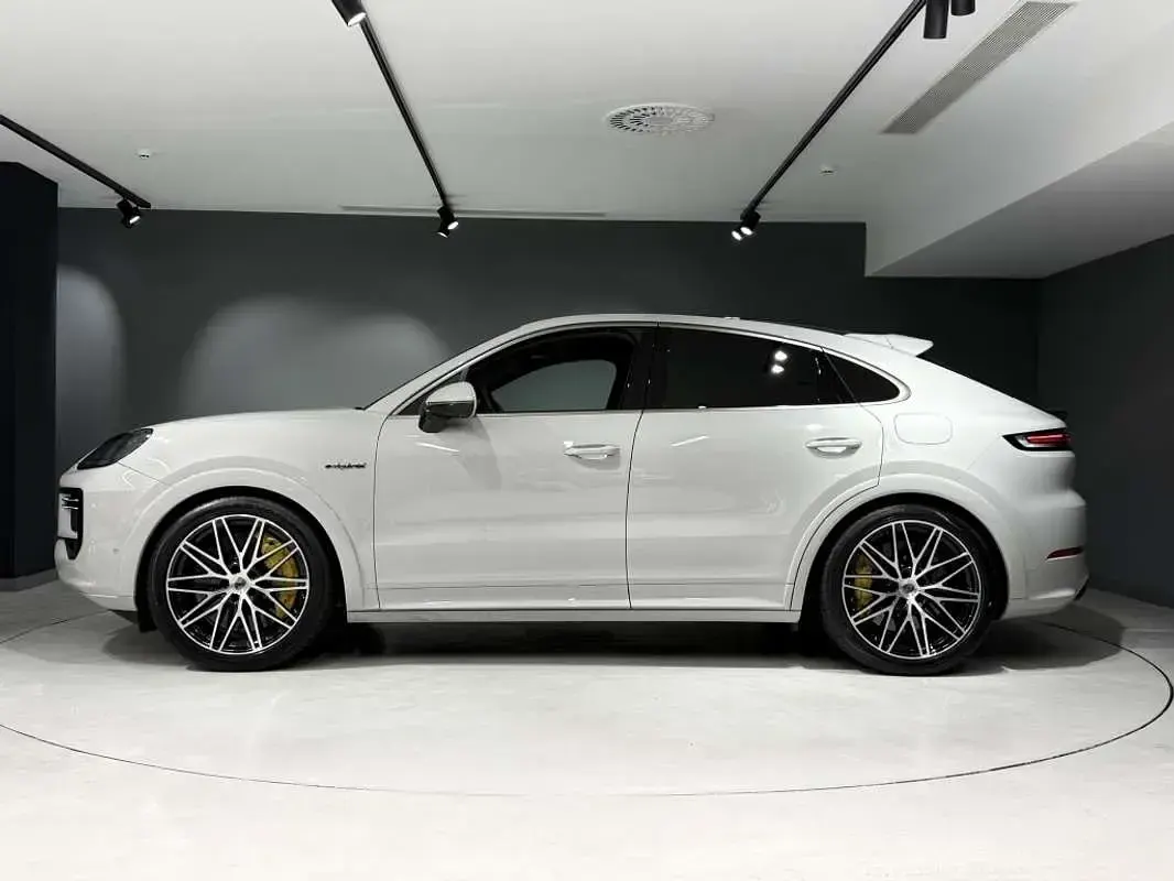 Usado Porsche Cayenne Turbo E-Hybrid 740 CV (544 kW) 2025 Gris SUV