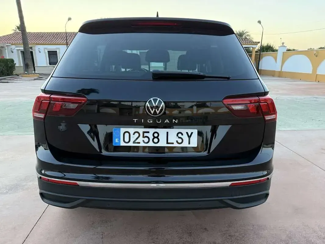 Usado VW Tiguan Life 150 CV (110 kW) 2021 Negro SUV
