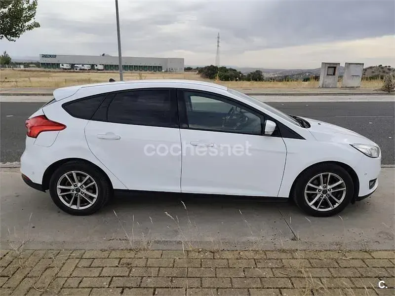 Usado Ford Focus Trend 125 CV (91 kW) 2018 Blanco Berlina