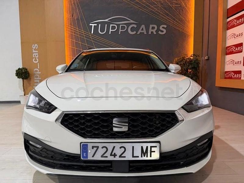 Usado Seat Leon Style 150 CV (110 kW) 2021 Blanco Familiar