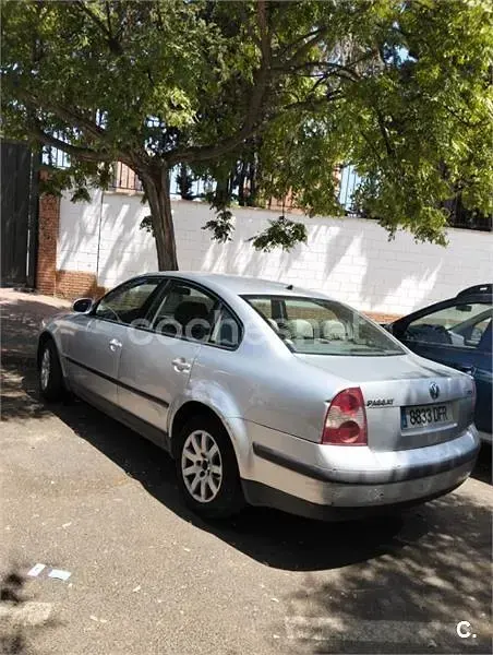 Usado VW Passat Edition 100 CV (73 kW) 2005 Gris / plata Berlina