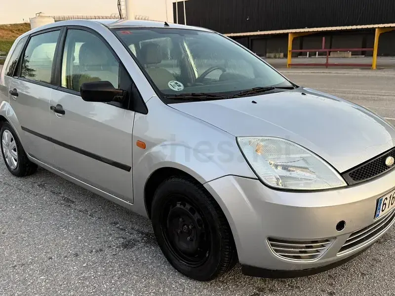 Usado Ford Fiesta Trend 80 CV (58 kW) 2004 Gris / plata Utilitario
