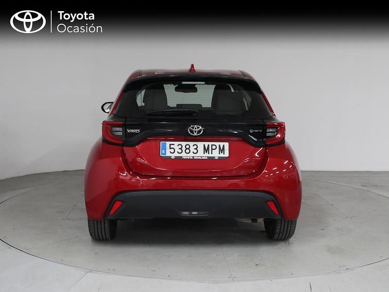 Usado Toyota Yaris Hybrid Active 116 CV (85 kW) 2024 Rojo Berlina