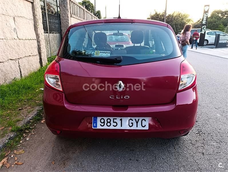 Usado Renault Clio II Authentique 75 CV (55 kW) 2010 Granate Berlina