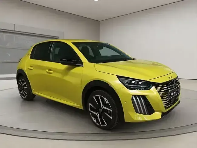 Usado Peugeot e-208 GT 114 kW (155 CV) 2024 Amarillo Utilitario