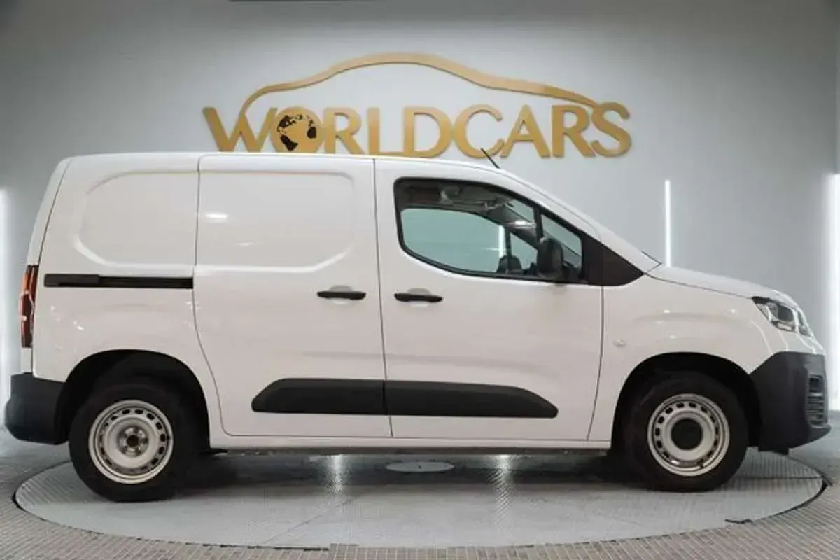Usado Fiat Doblò 102 CV (75 kW) 2023 Blanco Monovolumen