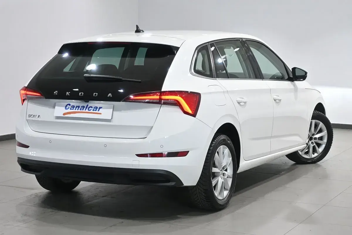 Usado Skoda Scala Style 116 CV (85 kW) 2019 Blanco Utilitario
