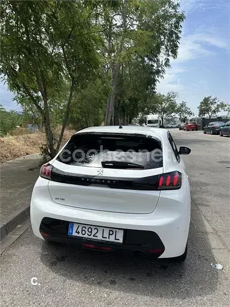 Usado Peugeot 208 Allure 100 CV (73 kW) 2021 Blanco Utilitario