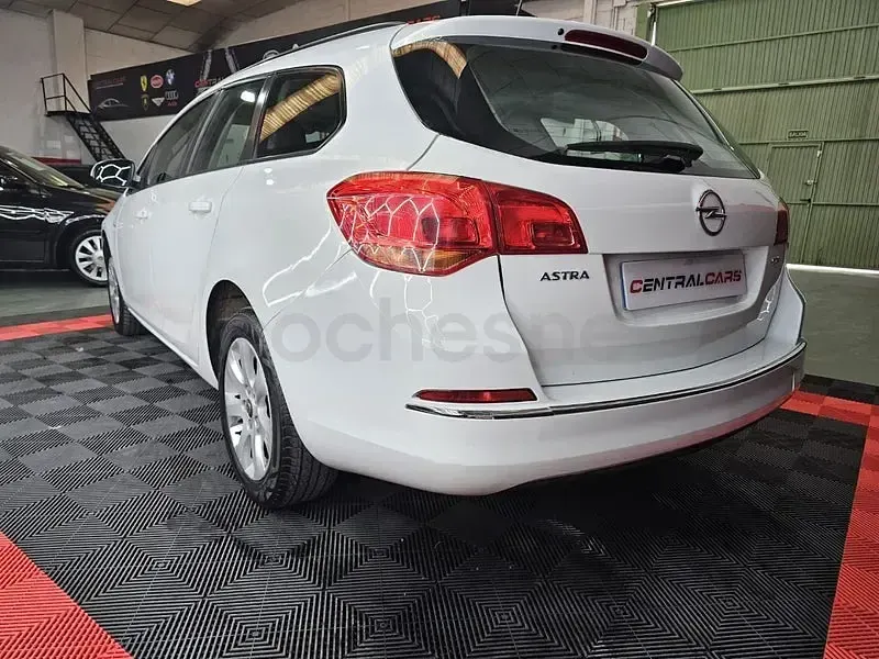 Usado Opel Astra Business 110 CV (80 kW) 2015 Blanco Familiar