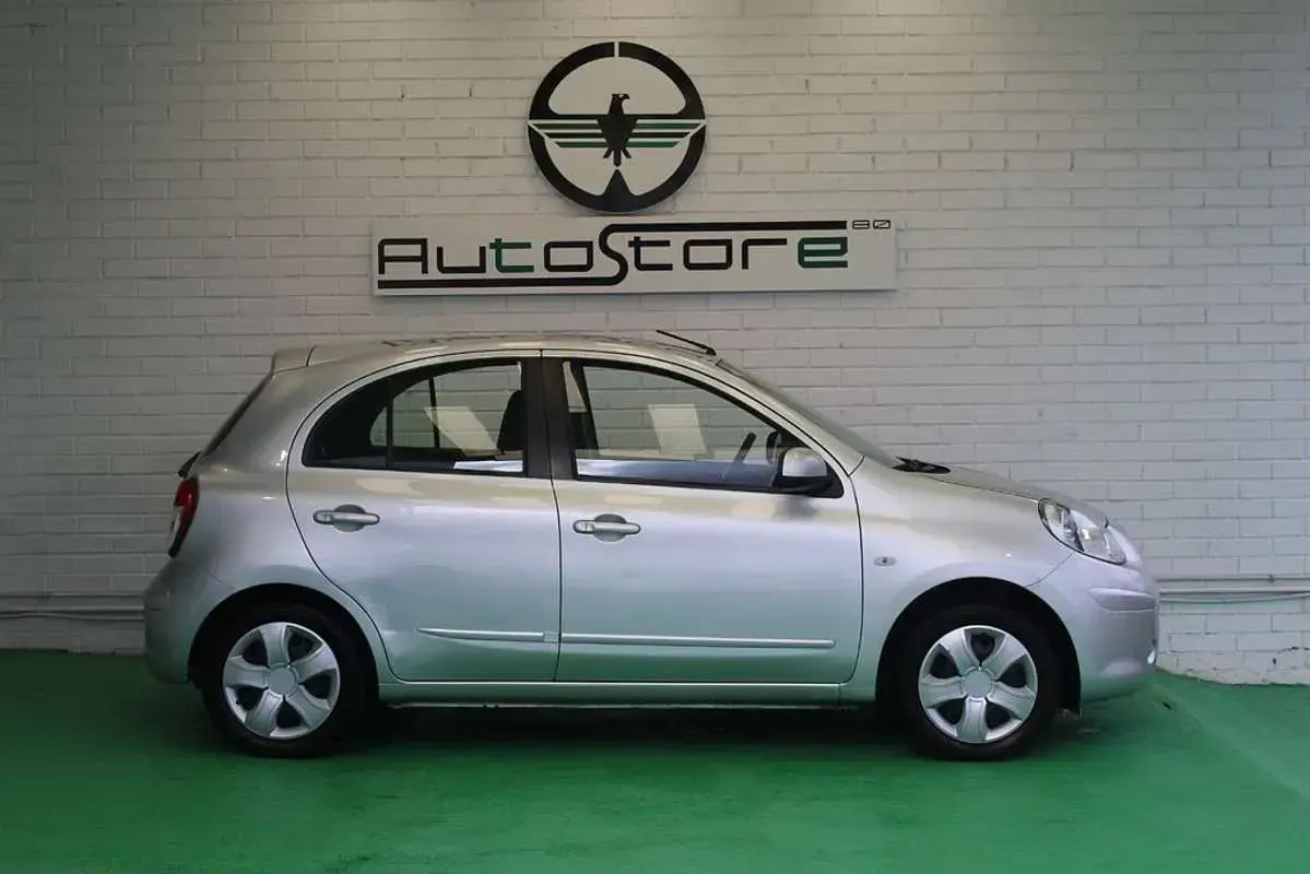 Usado Nissan Micra Acenta 80 CV (58 kW) 2011 Gris / plata Berlina