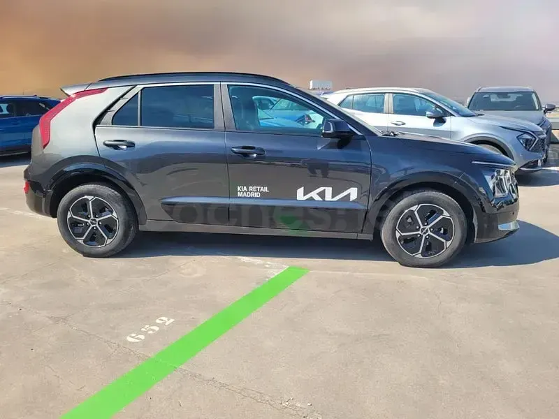 Usado Kia Niro 138 CV (101 kW) 2025 Gris / plata SUV