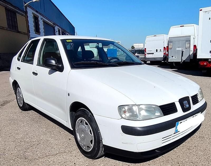Usado Seat Cordoba Sport 100 CV (73 kW) 2003 Blanco Berlina
