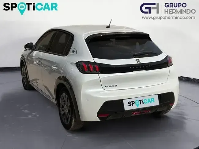 Usado Peugeot e-208 Allure 100 kW (136 CV) 2021 Blanco Utilitario