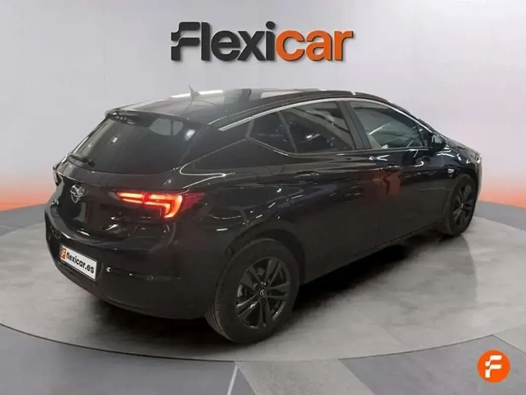 Usado Opel Astra 125 CV (91 kW) 2019 Negro Utilitario